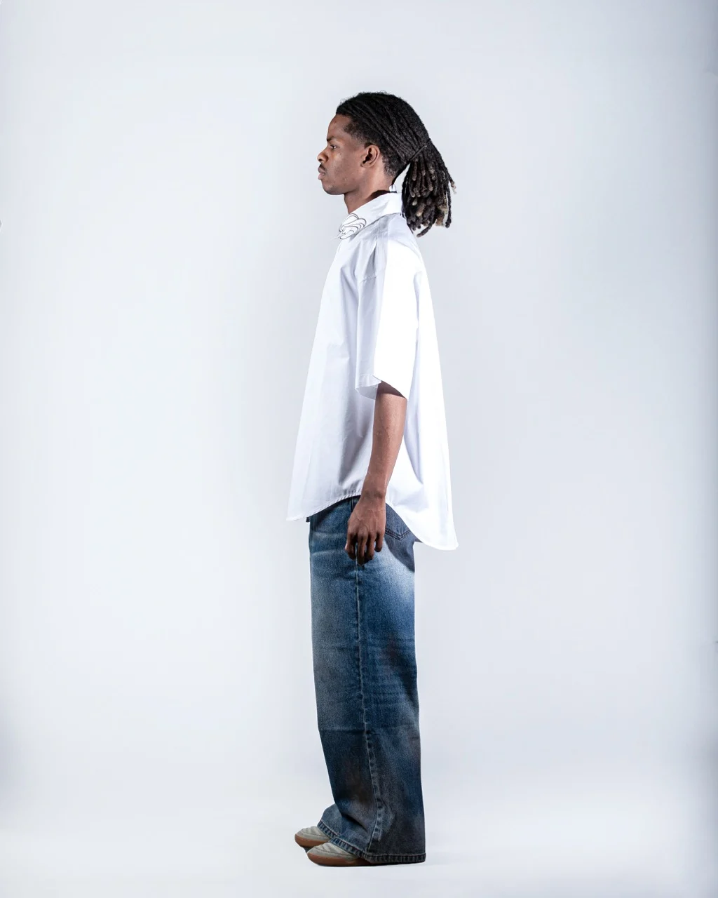 Minimal Face Collar Print White Shirt